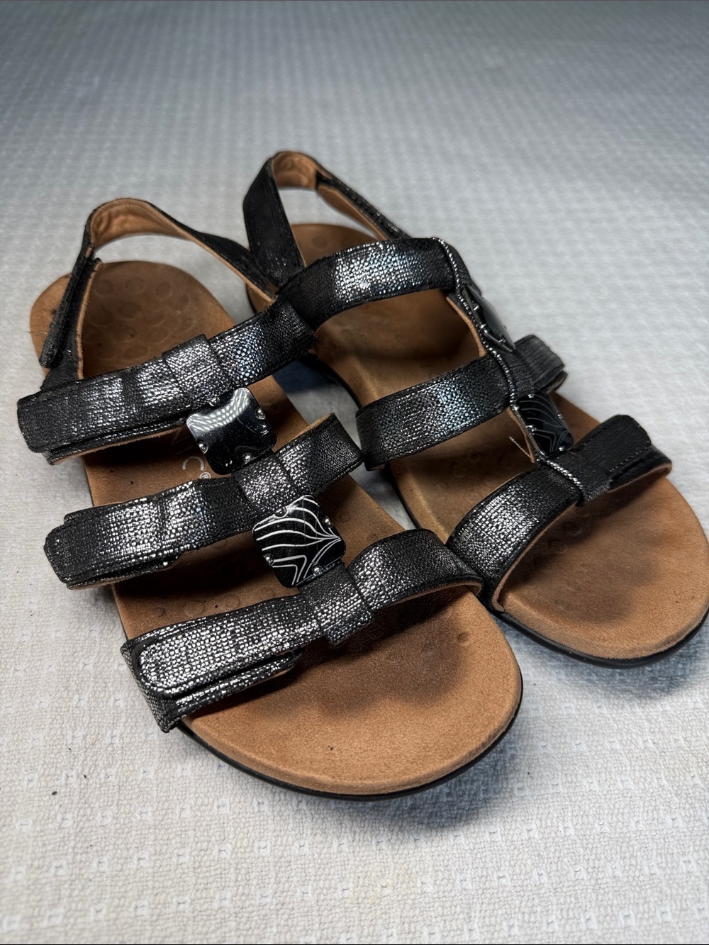 Vionic pewter metallic and black “Amber” sandal size 8